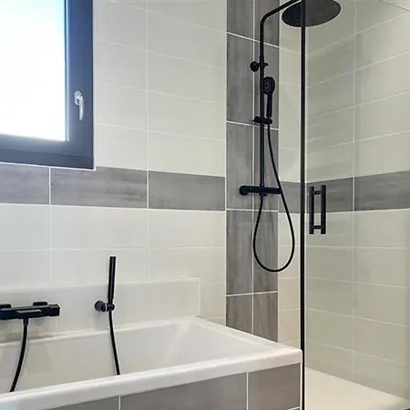 Hébergement de vacances In With Private Swimming Pool, Be Inside Or Outside Valaurie